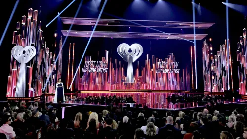 حفل توزيع جوائز iHeartRadio للموسيقى، مع تقديم الجوائز لأفضل الفنانين، ومشاركة عروض حية، وسط أجواء احتفالية مميزة.
