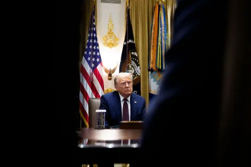 ترامب يجلس في اجتماع مجلس الوزراء مع العلم الأمريكي خلفه، معبرًا عن قلقه بشأن تغييرات محتملة في مجلس الاحتياطي الفيدرالي.