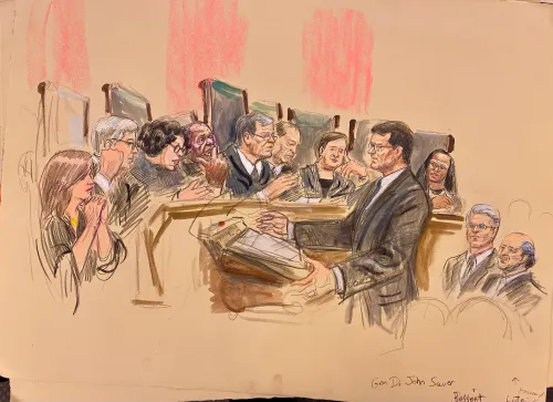 مرافعة قانونية في المحكمة العليا الأمريكية، حيث يتحدث المحامي د. جون سوير حول التعريفات الجمركية وتأثيرها الاقتصادي.