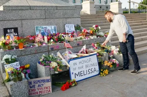 موقع تذكاري يضم زهورًا وعبارات تأبين للنائبة ميليسا هورتمان، مع شخص يضع زهورًا، في مشهد يعكس الحزن على العنف السياسي.