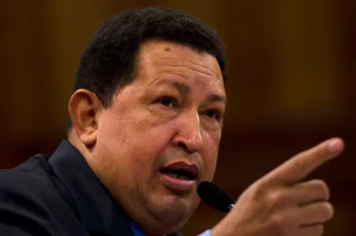 تظهر الصورة هوغو شافيز، الرئيس الفنزويلي الراحل، وهو يتحدث بحماس، مما يعكس شخصيته القوية وتأثيره السياسي في فنزويلا.