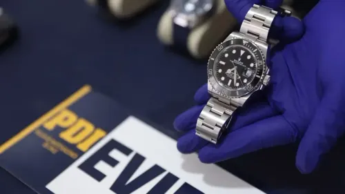 ساعة رولكس سوبمارينر تُعرض في مؤتمر صحفي، تحمل تفاصيل دقيقة، وتمثل جزءًا من تحقيق في سرقة ممتلكات الممثل كيانو ريفز.