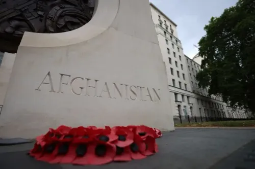 تظهر الصورة نصبًا تذكاريًا يحمل كلمة "أفغانستان" مع إكليل من الزهور الحمراء، مما يرمز إلى تكريم الضحايا الأفغان وتأثير الحرب.