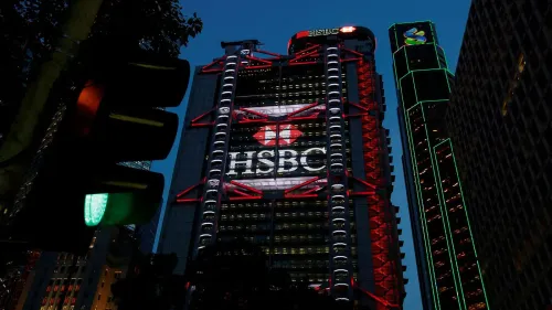 مبنى بنك HSBC مضاء ليلاً في هونغ كونغ، مع إشارة مرور خضراء، مما يعكس تركيز البنك على السوق الآسيوية وتعزيز العوائد.