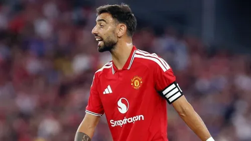 برونو فرنانديز لاعب وسط مانشستر يونايتد يرتدي قميص الفريق الأحمر ويقود اللعب خلال مباراة في الدوري الإنجليزي الممتاز.