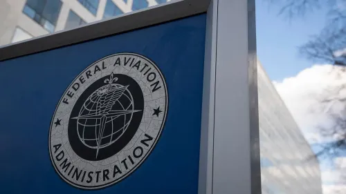شعار إدارة الطيران الفيدرالية على لافتة زرقاء، مع خلفية تظهر مبنى إداري، يرمز إلى التحديات في مراقبة الحركة الجوية.
