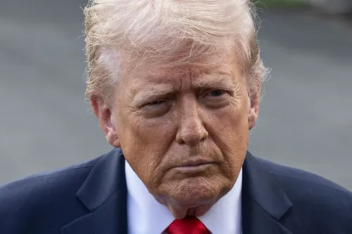 صورة قريبة لوجه الرئيس الأمريكي دونالد ترامب، حيث يظهر بتعبير جاد، مما يعكس التوترات السياسية الحالية حول حرية التعبير.