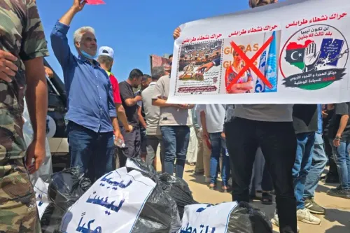 تجمّع مئات من الليبيين أمام المفوضية السامية للأمم المتحدة للاحتجاج على وجود المهاجرين غير الموثقين، حاملين لافتات تعبر عن مطالبهم.