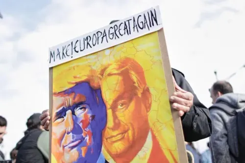 لافتة تحمل صورة ترامب وأوربان مع عبارة "اجعل أوروبا عظيمة مرة أخرى"، تعكس العلاقة الوثيقة بين الزعيمين وتأثيرها على السياسة الأوروبية.