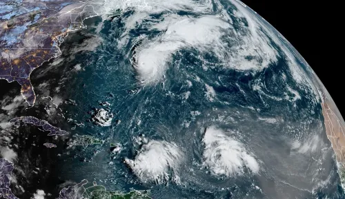 الإعصار غابرييل في المحيط الأطلسي، مع نشاط استوائي متزايد، وتأثيرات محتملة على برمودا والساحل الشرقي للولايات المتحدة.