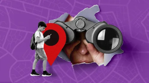 صبي يحمل هاتفه الذكي ويمشي بجانب رمز موقع، مع عدسات مكبرة تراقب من خلف جدار ممزق، تعبير عن تتبع المواقع.
