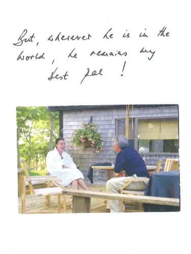 صورة تظهر شخصين يتحدثان في مكان خارجي، مع رسالة مكتوبة تعبر عن الصداقة. تعكس العلاقة بينهما في ظل الجدل حول جيفري إبشتاين.