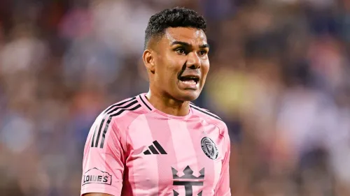 كاسيميرو لاعب إنتر ميامي يرتدي القميص الوردي خلال مباراة في دوري MLS، معبراً عن حماسه بعد انضمامه للنادي الأمريكي.