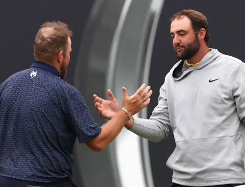 لاعبا غولف يتصافحان بعد مباراة، مع خلفية تظهر شعار البطولة. تعكس الصورة اللحظة الرياضية والتنافسية بين اللاعبين.