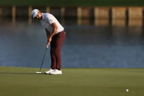 كولين موريكاوا يقوم بضربة بوجي على أرضية ملعب الجولف في TPC Sawgrass، مع خلفية مائية، خلال بطولة اللاعبين.