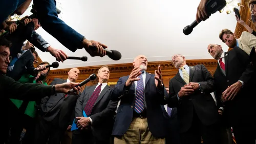 أعضاء تجمع الحرية اليميني المتطرف في مجلس النواب الأمريكي يتحدثون أمام الصحفيين أثناء التخطيط لمعاركهم التشريعية المقبلة.