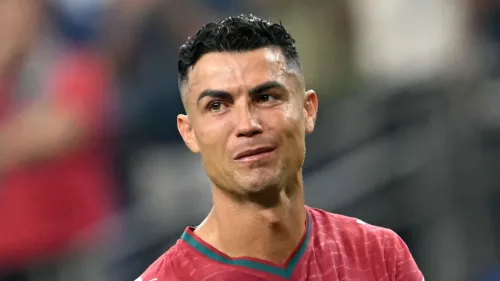 كريستيانو رونالدو يبكي بعد خسارة البرتغال أمام إسبانيا في كأس العالم، مع نهاية مسيرته في البطولة.