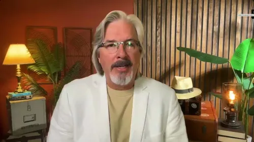 مؤثر يتحدث في استوديو منزلي، محاط بأضواء دافئة ونباتات، يعبر عن قلقه بشأن عمليات السواتينغ التي تستهدفه.