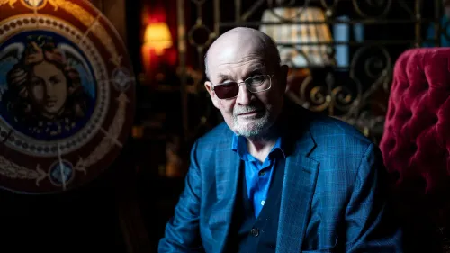 سلمان رشدي يجلس مرتديًا نظارات طبية، مع تغطية العدسة اليمنى، في محكمة مايفيل أثناء شهادته ضد المعتدي عليه، هادي مطر.