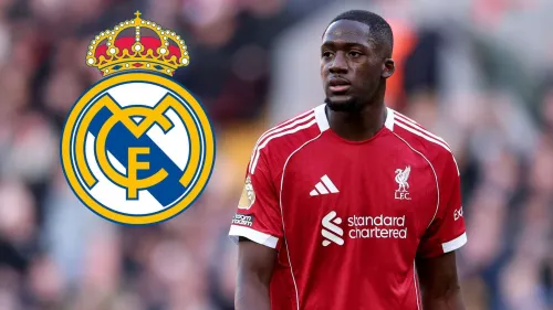 إبراهيما كوناتي لاعب ليفربول مع شعار ريال مدريد، يعكس انتقاله وتألقه استعداداً لنصف نهائي كأس العالم 2026 بين فرنسا وإسبانيا.
