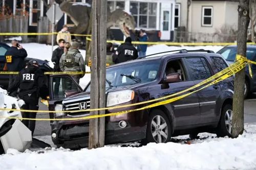 موقع حادث إطلاق نار في مينيابوليس، يظهر سيارة دفع رباعي متضررة وعناصر من مكتب التحقيقات الفيدرالي (FBI) في مكان الحادث.
