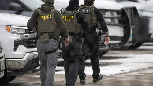 شعار شبكة CNN مع عبارة "أخبار عاجلة"، يعكس تغطية القضايا القانونية المتعلقة باعتقالات المهاجرين في أوريغون.