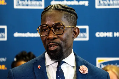 اعتقال إيان روبرتس، مشرف مدارس دي موين العامة، من قبل عملاء الهجرة بتهم حيازة أسلحة، مما أثار احتجاجات في المدينة.