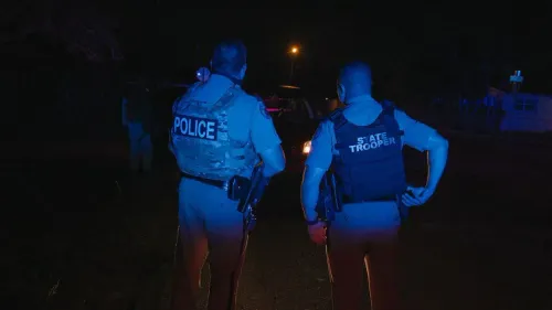 عملية اعتقال كبيرة في فلوريدا، حيث يظهر ضباط إنفاذ القانون أثناء تنفيذ عمليات الهجرة، مع تسليط الضوء على التعاون بين الوكالات.