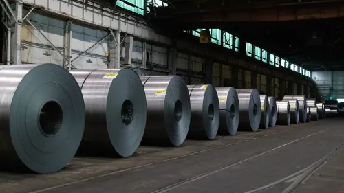 مخازن تحتوي على لفات من الفولاذ في مصنع يو إس ستيل، تعكس تاريخ الصناعة الأمريكية وأهمية الصفقة مع نيبون ستيل.