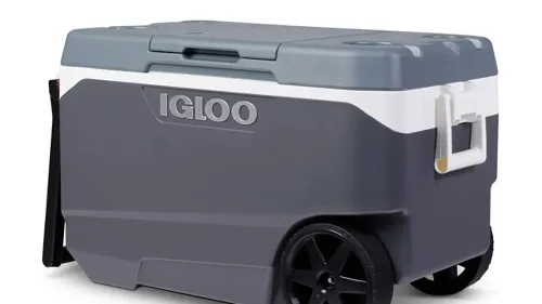 مبرد Igloo 90 Qt. ذو العجلات، بلون رمادي مع مقبض سحب، تم استدعاؤه بسبب مخاطر إصابة الأصابع.