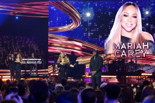 ماريا كاري تتحدث خلال حفل توزيع جوائز iHeartRadio Music Awards، مع عرض صورتها على الشاشة خلفها، وتكريم والدتها الراحلة.