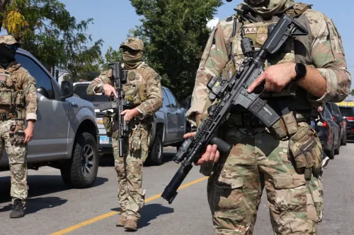 جنود يرتدون زي الحرس الوطني في شيكاغو، يحملون أسلحة ثقيلة، وسط احتجاجات ضد نشر القوات الفيدرالية، في سياق توترات سياسية.