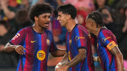 كريم أديمي يحتفل مع زملائه في برشلونة بعد مباراة حافلة بالأهداف، مع تألقه على الجناح الأيسر في موسم هجومي قوي.