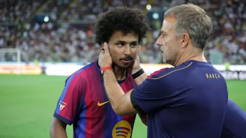 مدرب برشلونة هانسي فليك يتحدث مع كريم أديمي خلال مباراة، مع التركيز على دور أديمي المتصاعد في الفريق والهجوم القوي.