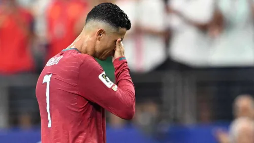 كريستيانو رونالدو يرتدي قميص المنتخب البرتغالي ويحجب وجهه بيده أثناء مباراة كأس العالم 2026، مع توقعات بقاءه في التشكيلة تحت قيادة المدرب الجديد جورجي جيسوس.