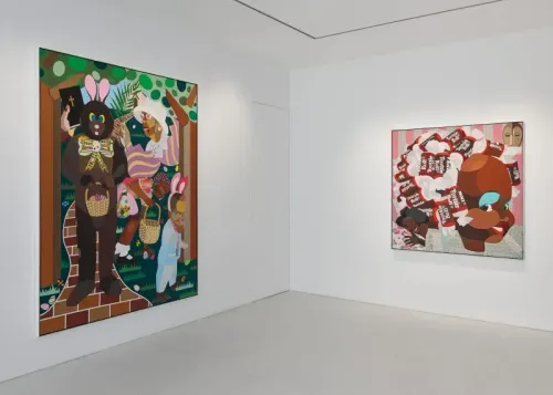 لوحة فنية لديريك آدامز تُظهر شخصيات ملونة تحتفل بعيد الفصح، مع تفاصيل تعكس الثقافة السوداء والبهجة في معرض "كوميديا الموقف".