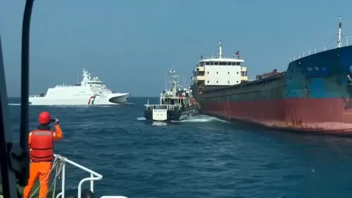 سفينة صينية كبيرة تُدعى "هونغ تاي 58" تُحتجز قبالة سواحل تايوان، مع وجود قارب خفر السواحل التايواني بالقرب منها، وسط توترات بشأن الكابلات البحرية.
