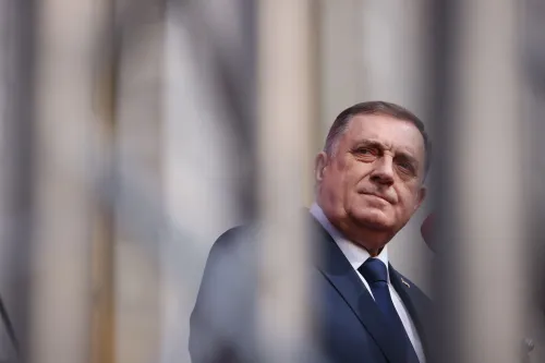 ميلوراد دوديك، زعيم جمهورية صربسكا، يظهر في مناسبة عامة، معبرًا عن تحديه للسلطات الانتخابية بعد إدانته.