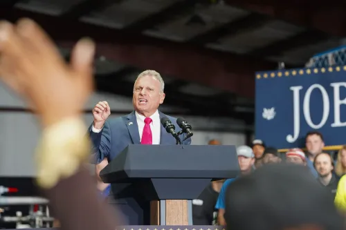 نائب الرئيس جيه دي فانس يتحدث في حدث سياسي، مشجعًا الحضور على المشاركة الفعالة في الانتخابات وتعزيز صوت الشباب الجمهوري.