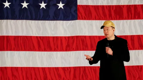 إيلون ماسك يتحدث أمام علم الولايات المتحدة، معبرًا عن آرائه حول دور الحكومة وتقليص الإنفاق، خلال فترة رئاسة ترامب.