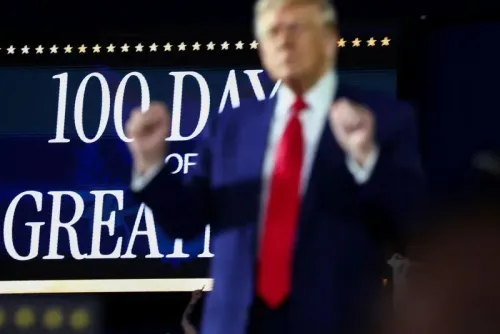 دونالد ترامب يتحدث في حدث عام، مع لافتة خلفية تحمل عبارة "100 يوم من العظمة"، مما يعكس أوجه التشابه بينه وبين الثورة الثقافية في الصين.