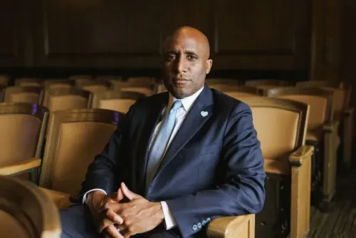 عمدة مدينة كانساس سيتي، كوينتون لوكاس، يجلس في قاعة فارغة، معبراً عن قلقه بشأن تأثير تخفيضات الوظائف الفيدرالية على المدينة.