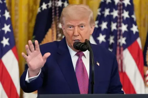 ترامب يتحدث خلال حفل توقيع قرارات تتعلق بمعايير السيارات الكهربائية، مع أعلام الولايات المتحدة خلفه، معبرًا عن آرائه حول السياسات البيئية.