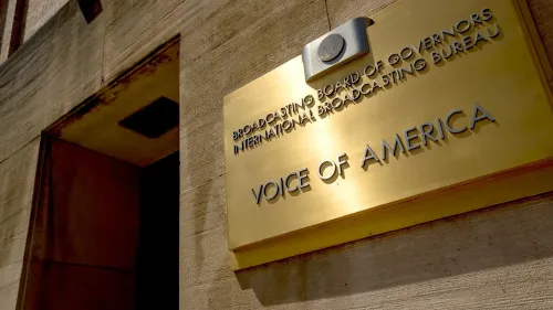 لوحة تحمل اسم "صوت أمريكا" على مبنى الوكالة، تشير إلى جهود استئناف البث بعد إغلاقها في ظل إدارة ترامب.