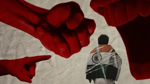 صورة تعبر عن التوترات العنصرية، حيث يظهر شخص يرتدي علم الهند محاطًا بأيدٍ حمراء تمثل العدوانية والرفض.