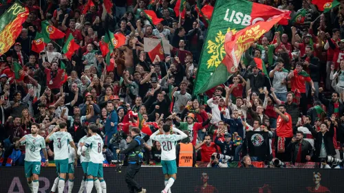 جماهير منتخب البرتغال ترفع الأعلام وتحتفل في استاد باركن بعد هدف التعادل في مباراة دوري الأمم الأوروبية ضد الدنمارك.