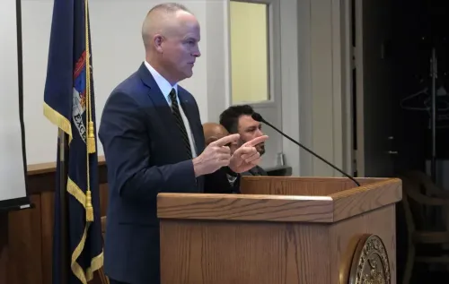 تظهر الصورة قاضيًا يتحدث في محكمة متخصصة للمحاربين القدامى، حيث يتم تقديم الدعم القانوني والعلاج للجنود السابقين المتعثرين.