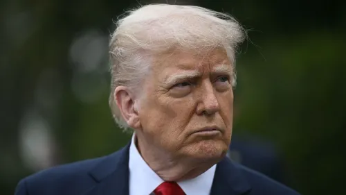 صورة لدونالد ترامب وهو ينظر بجدية، تعكس التوترات السياسية والإدارية في إدارته، مع التركيز على الأخطاء الإدارية والتحديات القانونية.