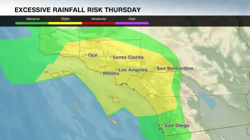 خريطة توضح مناطق خطر هطول الأمطار الغزيرة في جنوب كاليفورنيا، مع التركيز على لوس أنجلوس وسن برناردينو.