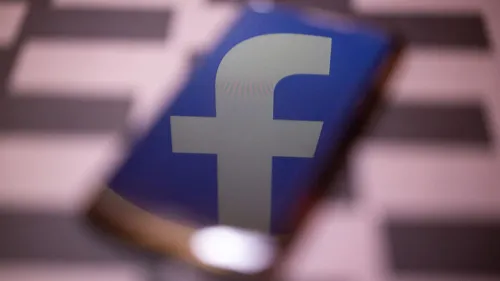 شعار فيسبوك يظهر على شاشة هاتف ذكي، مما يعكس الاستخدام المتزايد لمجموعات التواصل الاجتماعي لمشاركة حسابات أوبر إيتس.